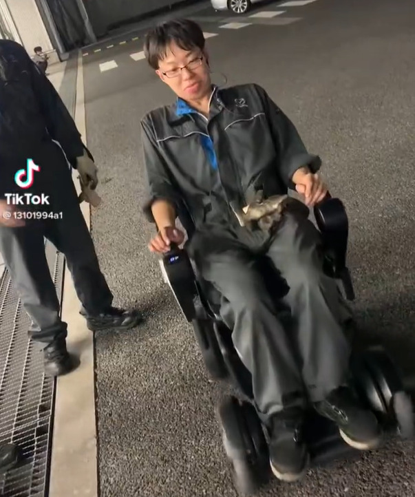 広島マツダで迷惑動画「障がい者モノマネ」動画の従業員の男