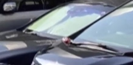 マンションの駐車場の車にガスボンベ